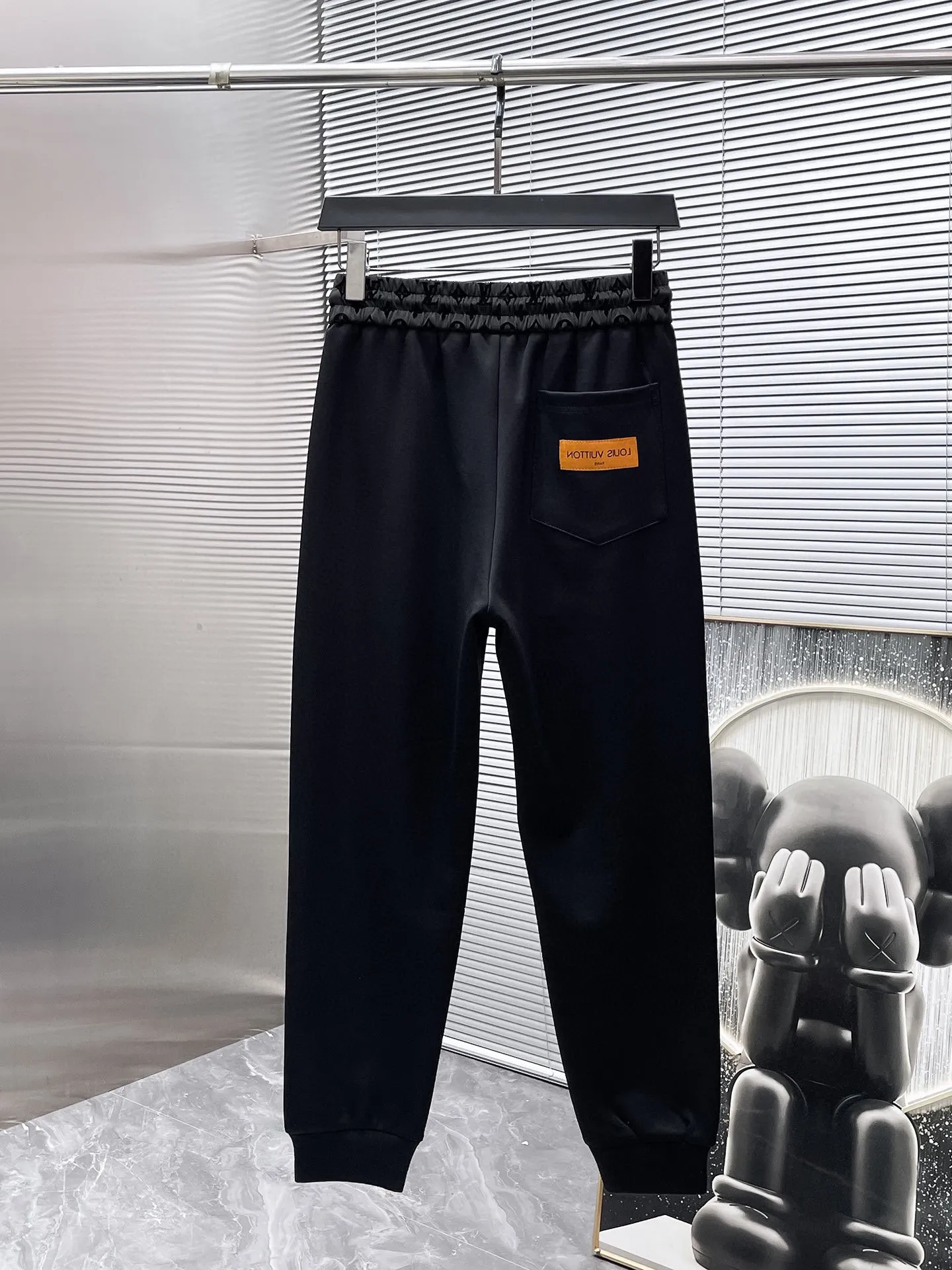 🅿️720 LV hot-selling suit is coming. Focus on the original version of the official website. 2025 new hot-selling cardigan suit. The original order is the best. 🇭🇰The meticulous work of top designers. It has a fitting and perfect upper body effect. All-natural high-quality Tencel Roman cotton 100%, close-fitting comfort, noble and elegant! Original hardware embodies elegance and nobility! Counter size: M-3XL (maximum wear up to 190 pounds)